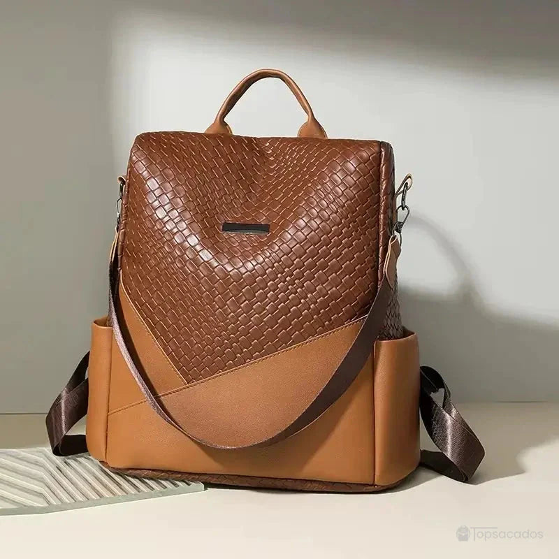 Sac à dos marron Femme posé debout sur une surface claire avec ombre portée, capturé en ambiance studio lumineuse.