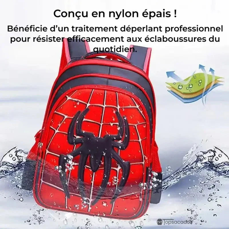 Sac à dos maternelle araignée résistant aux éclaboussures, immergé partiellement dans l’eau pour montrer l’effet déperlant.