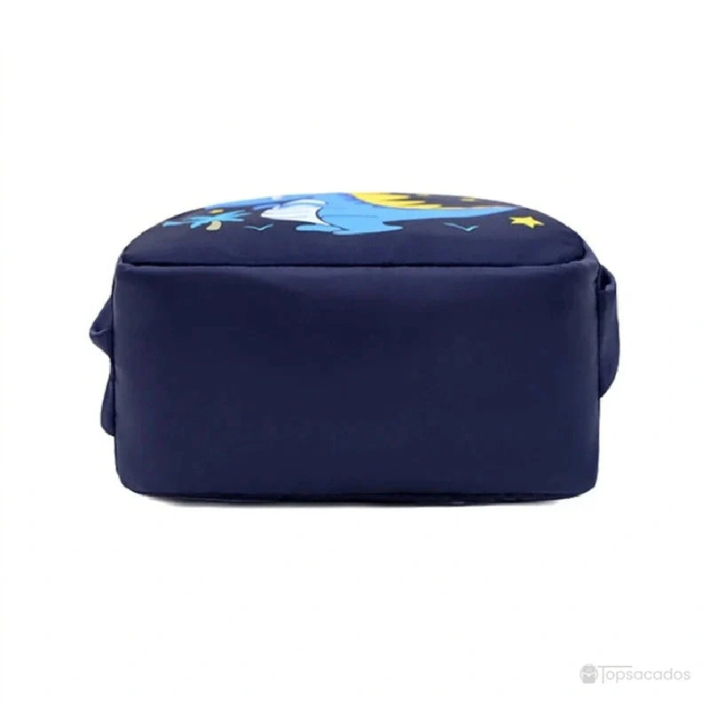 Sac à dos maternelle bleu marine vu de dessous, illustré d’un dinosaure joyeux et d’étoiles jaunes sur fond blanc