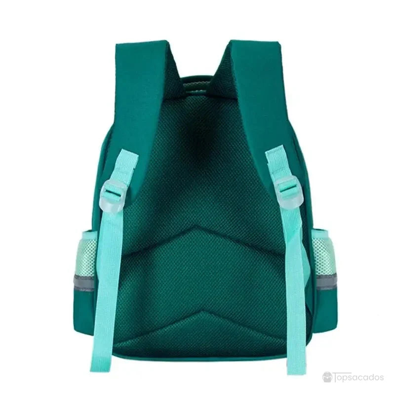 Sac à dos maternelle dinosaure vu de dos, avec bretelles vertes rembourrées et tissu respirant pour un confort optimal.