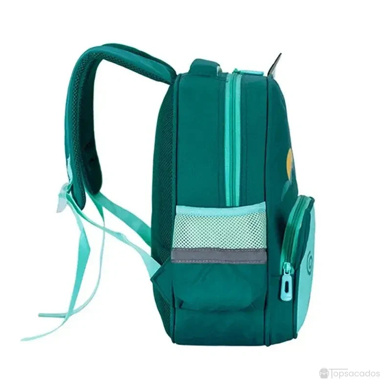 Sac à dos maternelle dinosaure vu de profil, mettant en avant les poches latérales en filet et les fermetures éclairs colorées.