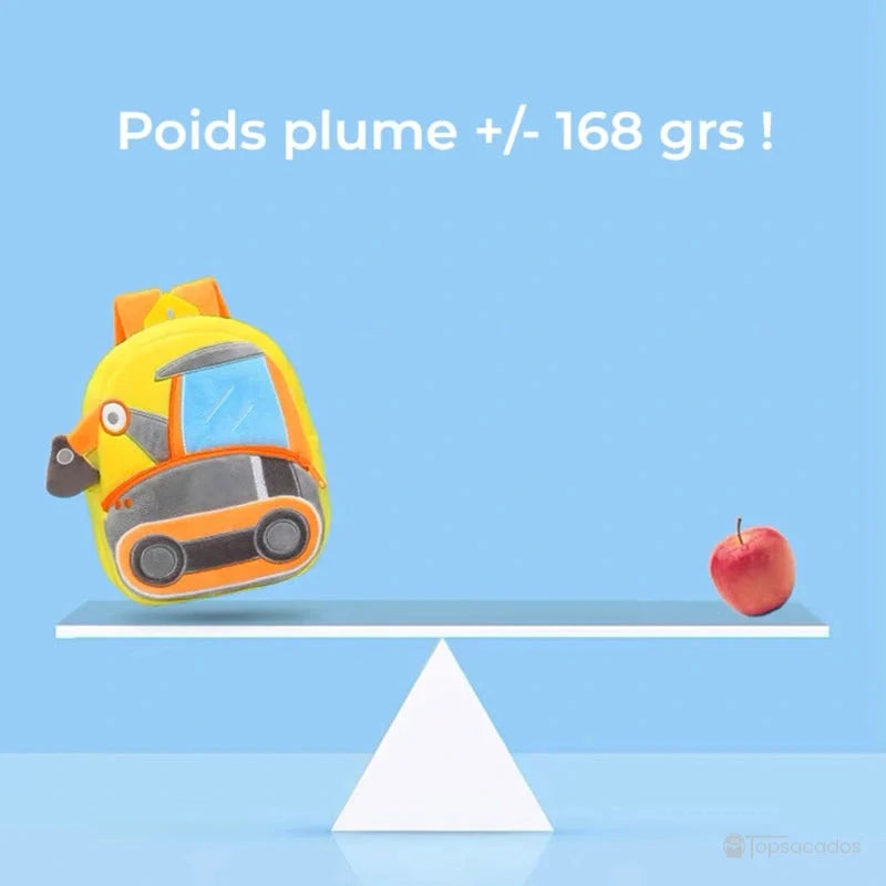 Sac à dos maternelle garçon très léger, pesant environ 168 grammes, mis en scène sur une balance face à une pomme pour illustrer sa légèreté extrême.