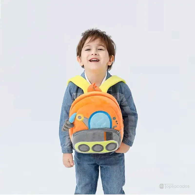 Sac à dos maternelle garçon orange et gris porté par un enfant souriant, ambiance claire et décontractée, parfait pour la maternelle.
