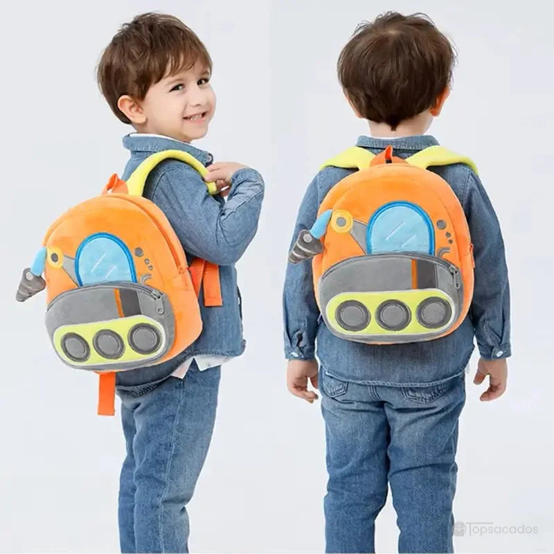 Sac à dos maternelle garçon vu de dos et de profil sur un enfant en jean, illustrant confort, maintien et look ludique.