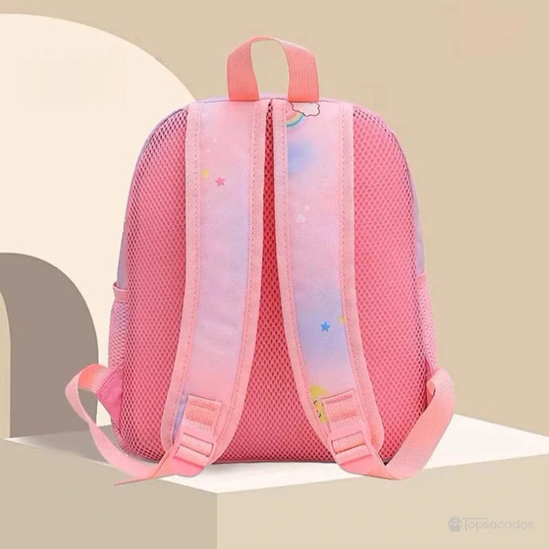 Sac à dos maternelle licorne ou sirene vu de dos, bretelles réglables en maille rose et tissu décoré d’étoiles