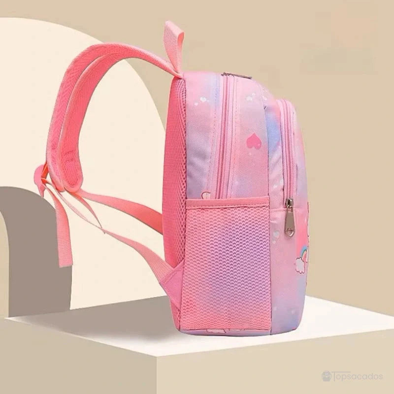 Sac à dos maternelle licorne ou sirene vu de profil, grande poche frontale et poche latérale filet rose