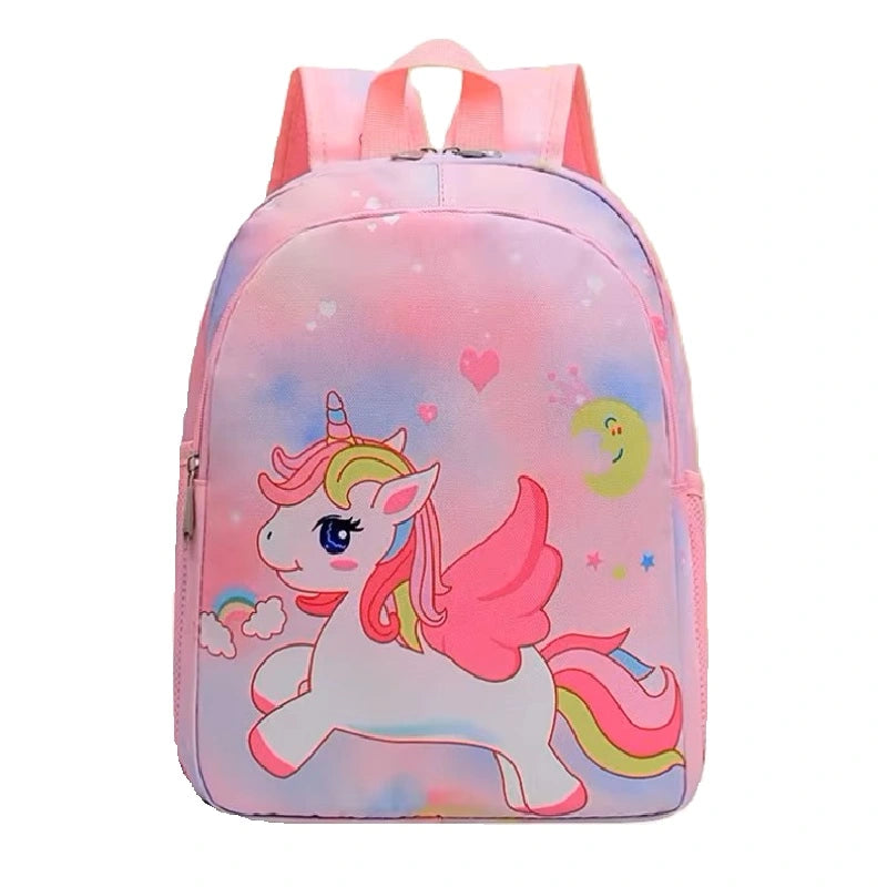 Sac à dos maternelle licorne ou sirene avec licorne rose ailée sur fond rose pastel, motifs lune, cœurs et arc-en-ciel