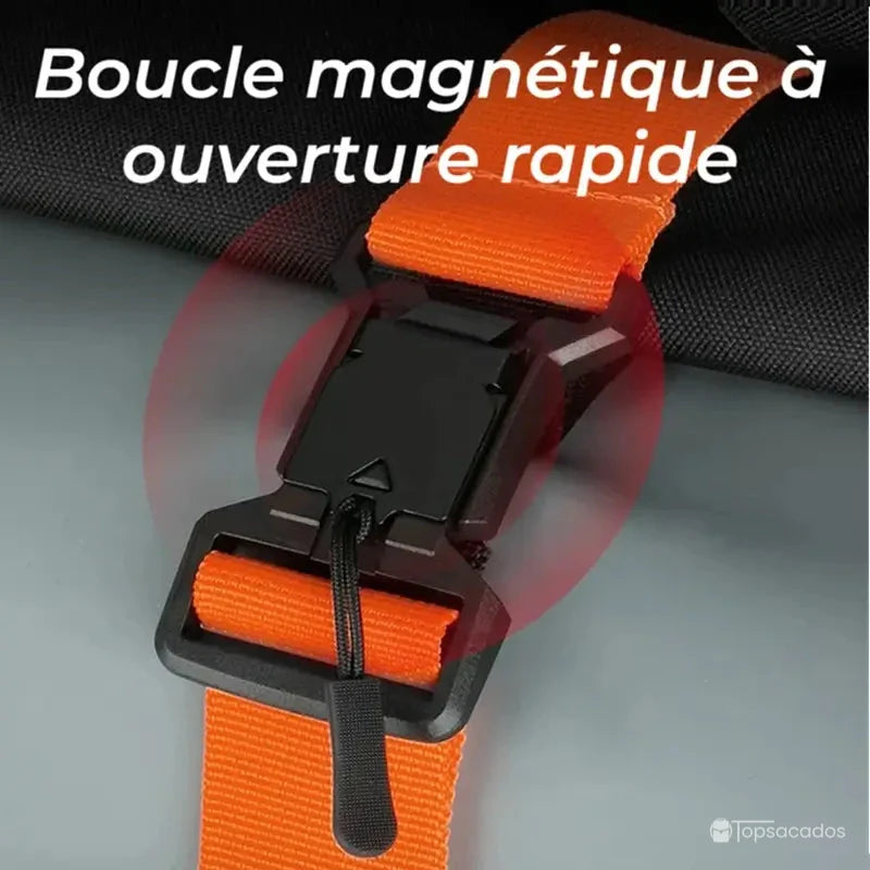 Sac à dos motard avec boucle magnétique orange à ouverture rapide, gros plan sur le système de fermeture innovant.
