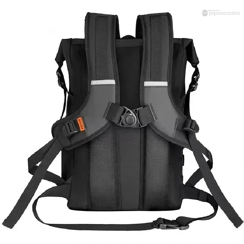 Sac à dos motard noir vu de dos, bretelles larges et confortables avec sangle pectorale et ceinture ventrale.