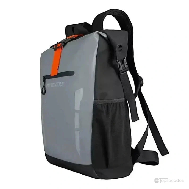 Sac à dos motard vu de profil avec poche latérale en filet, sangle de serrage et fermeture orange en PVC étanche.