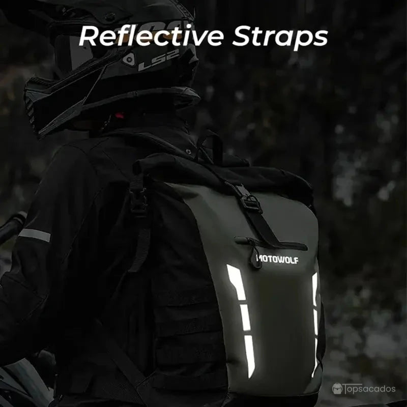 Sac à dos motard porté en extérieur de nuit, bandes réfléchissantes visibles pour une sécurité accrue en moto.