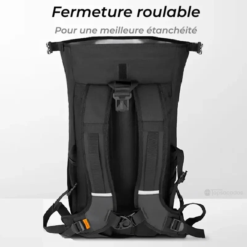 Sac à dos motard vu de dos avec fermeture roulable pour une étanchéité maximale, fond blanc neutre.