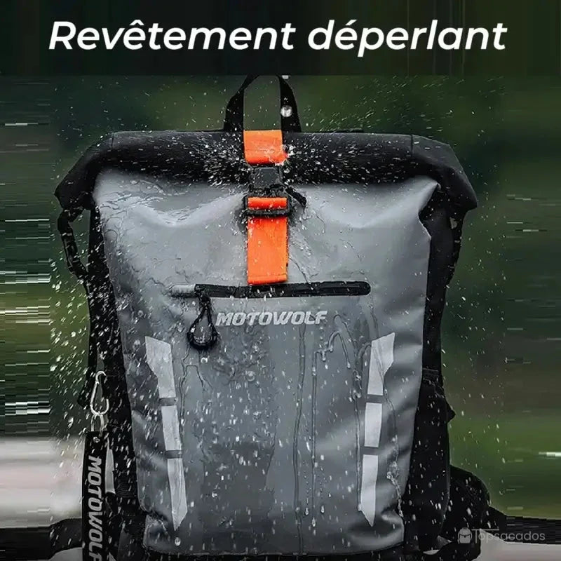 Sac à dos motard testé sous la pluie avec revêtement déperlant efficace, fond flouté en extérieur.
