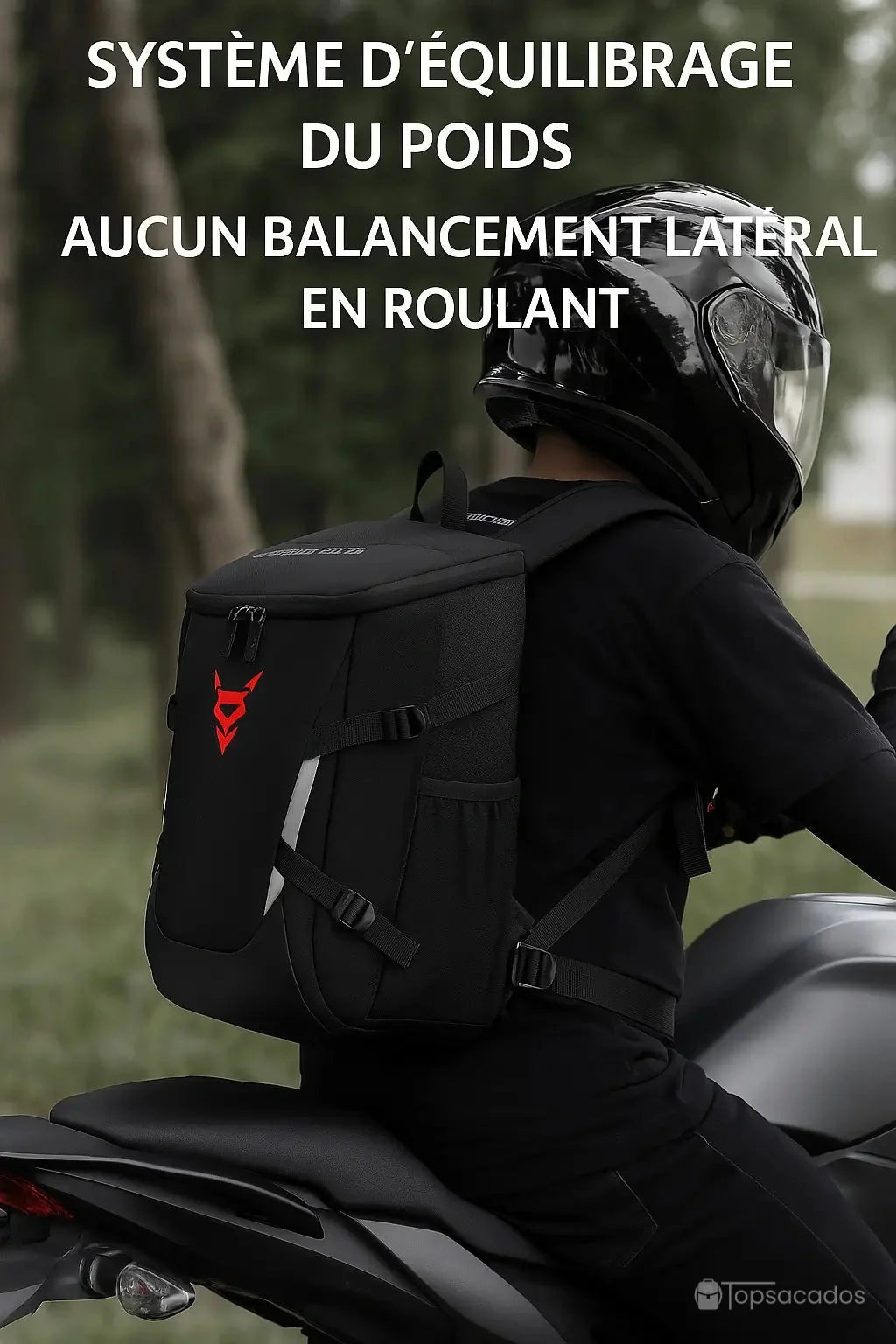 Sac à dos moto étanche conçu pour éviter le balancement latéral, porté par un motard en mouvement sur route forestière, photographié de dos.
