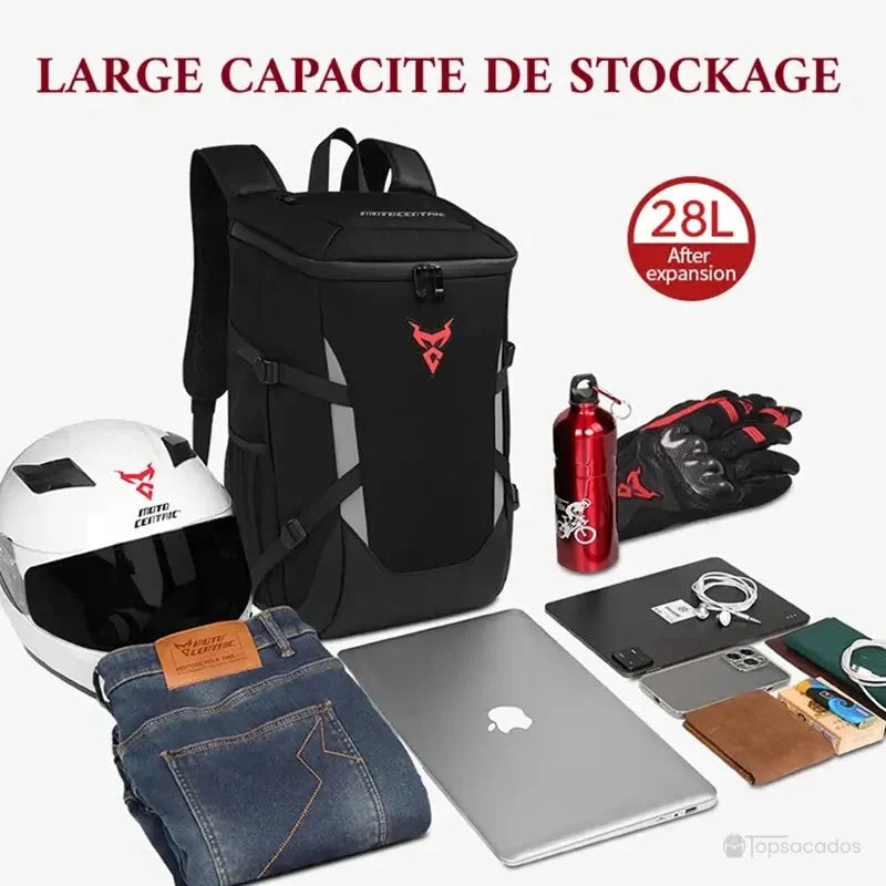 Sac à dos moto étanche présenté avec tout son contenu visible, incluant un casque, un ordinateur, une gourde et des vêtements, illustrant sa grande capacité de 28L.