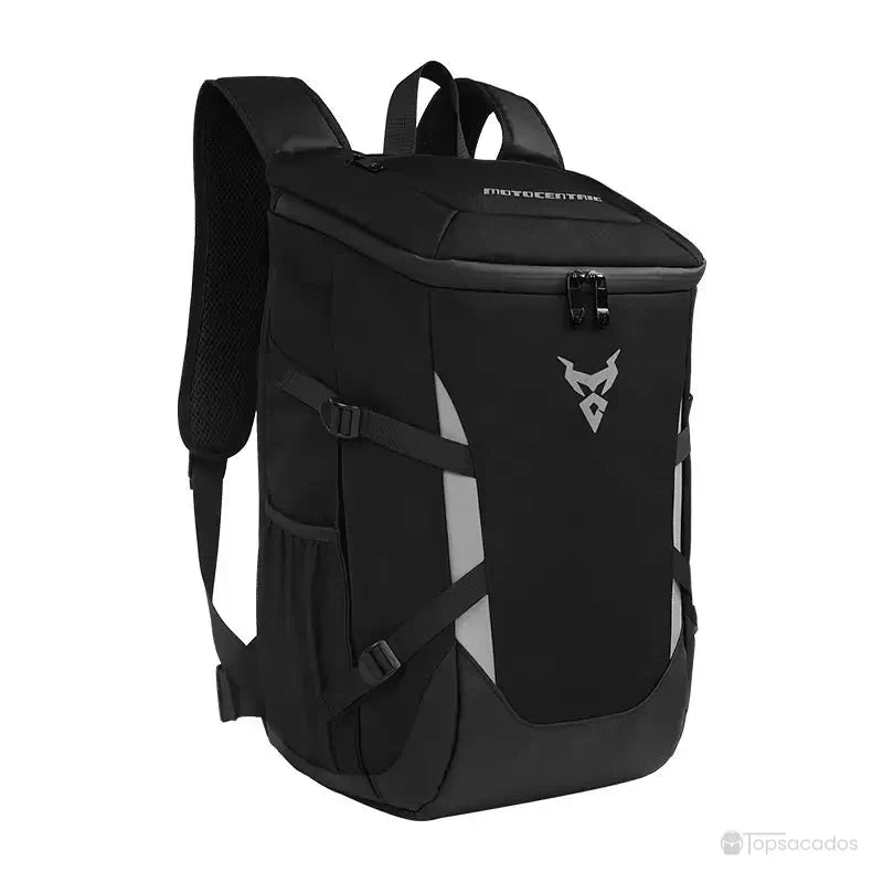 Sac a dos moto étanche noir et gris affiché en vue de trois quarts sur fond blanc, avec sangles ajustables et structure rigide renforcée.