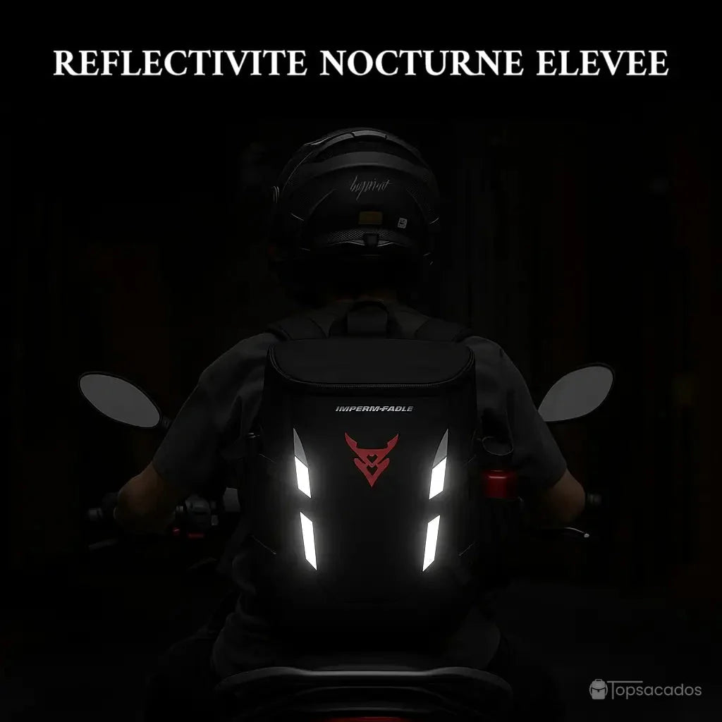 Sac a dos moto étanche vu de nuit, porté par un motard en conduite avec bandes réfléchissantes activées pour une sécurité maximale en environnement sombre.