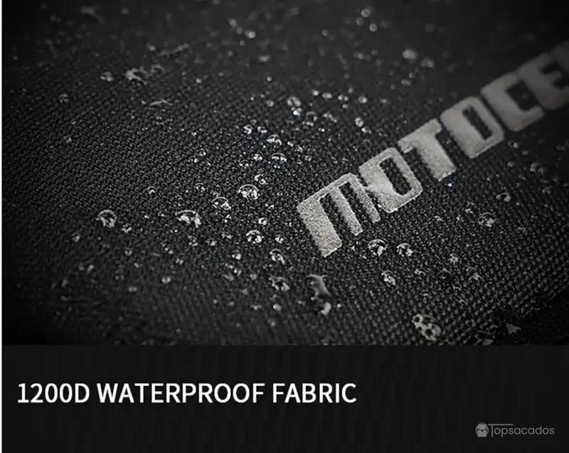 Sac a dos moto étanche avec zoom sur le tissu Oxford 1200D noir recouvert de gouttes d’eau, illustrant sa haute résistance à l’eau et aux éclaboussures.