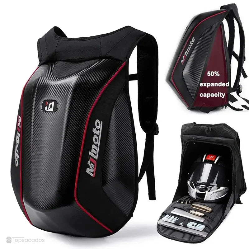 Sac à dos moto en fibre de carbone avec capacité extensible, compartiment principal accueillant un casque et plusieurs accessoires rangés.