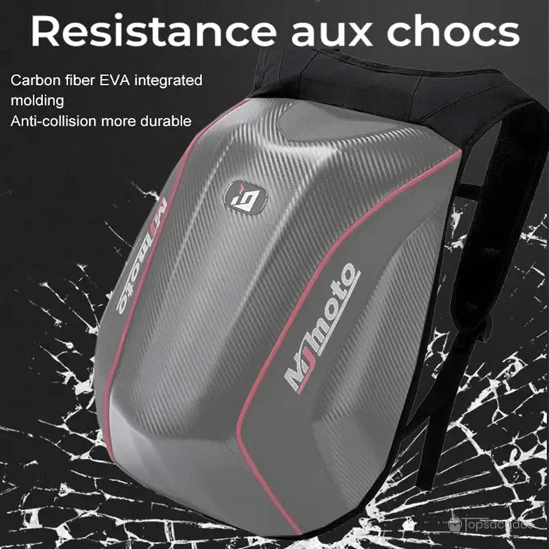 Sac à dos moto en fibre de carbone avec coque résistante aux chocs, posé sur fond éclaté pour illustrer sa solidité anti-collision.