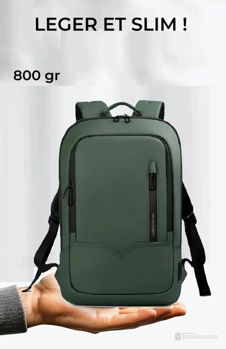 Sac à dos ordinateur 17 pouces vert présenté sur une main, soulignant sa légèreté exceptionnelle de seulement 800 grammes.