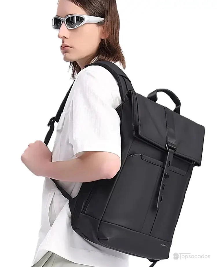 Sac à dos ordinateur étanche porté par un homme en tenue décontractée, adapté aux trajets quotidiens et à la mobilité urbaine.