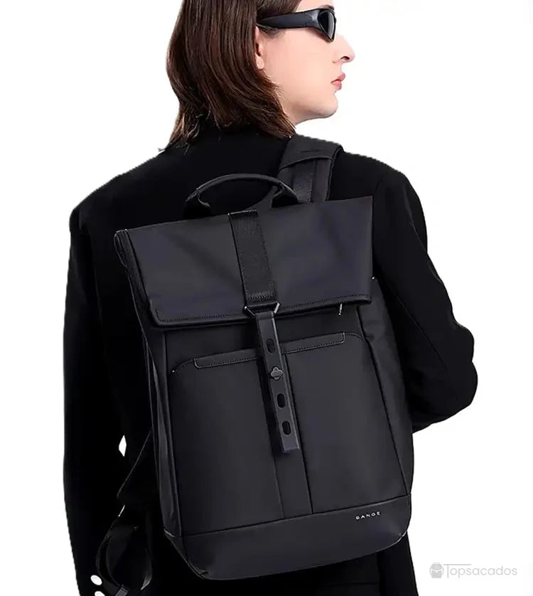 Sac à dos ordinateur étanche porté par un homme habillé chic, parfait pour les déplacements professionnels.