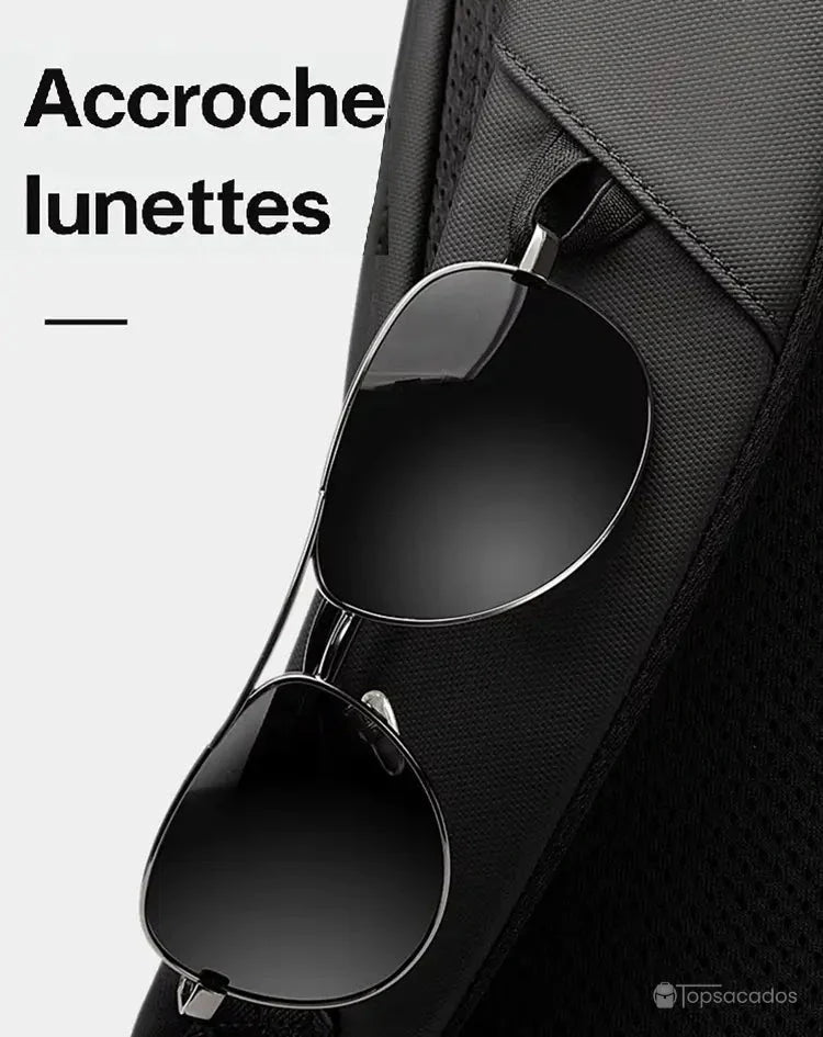 Sac à dos ordinateur étanche avec accroche-lunettes intégrée sur la bretelle, pratique pour les déplacements extérieurs.
