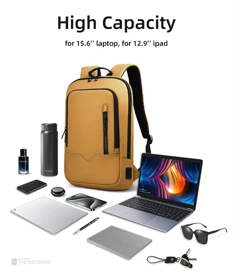 sac à dos ordinateur femme 15,6 pouces grande capacité en jaune, posé avec plusieurs objets technologiques à cÎté sur fond blanc