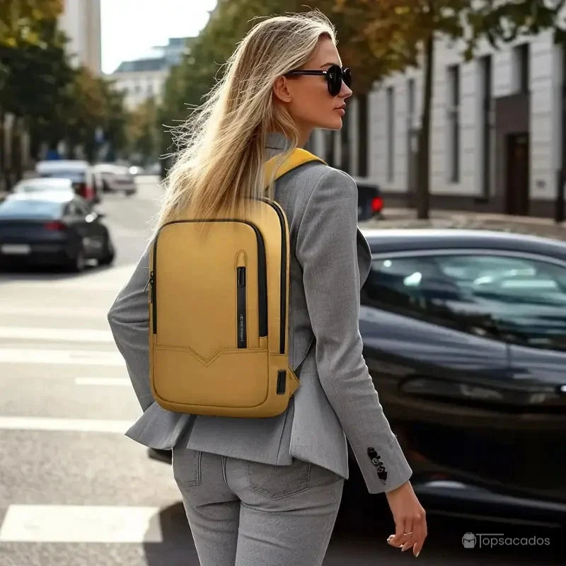 sac à dos ordinateur femme 15,6 pouces porté par une femme en tenue de bureau dans une rue citadine, ambiance lifestyle