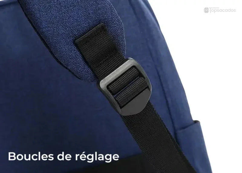Sac à dos ordinateur Femme avec gros plan sur les boucles de réglage noires, attachées à des bretelles matelassées bleu marine.