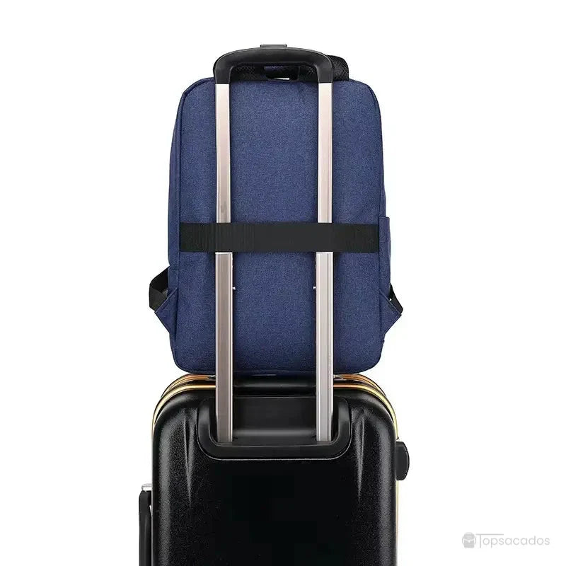 Sac à dos ordinateur Femme fixé à la poignée télescopique d'une valise, grâce à une sangle arrière pratique pour les voyages.