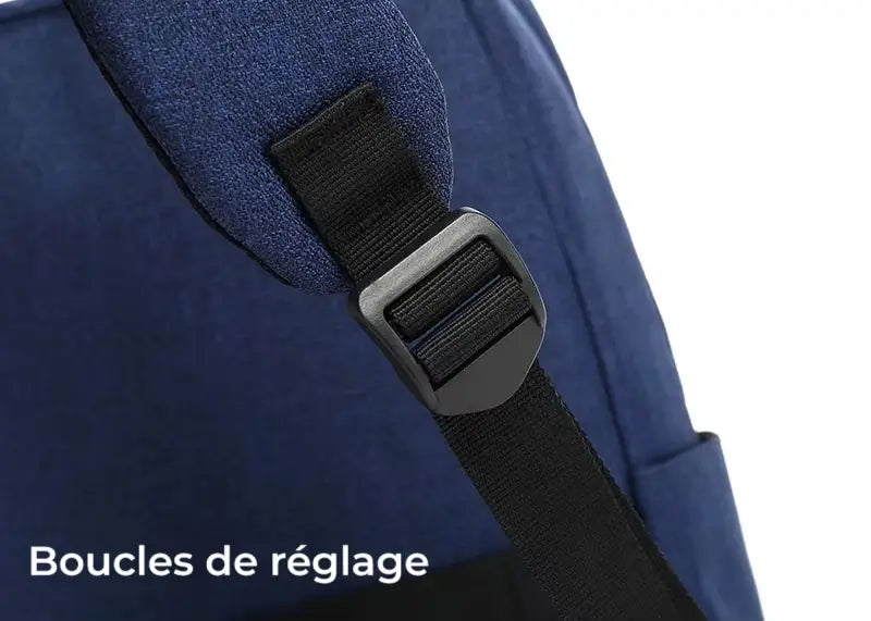Sac à dos ordinateur Homme avec zoom sur les boucles de réglage des bretelles noires, sur fond bleu.