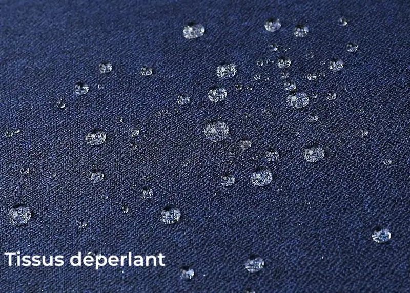 Sac à dos ordinateur Homme avec tissu déperlant, photographié avec des gouttes d’eau sur fond bleu foncé.