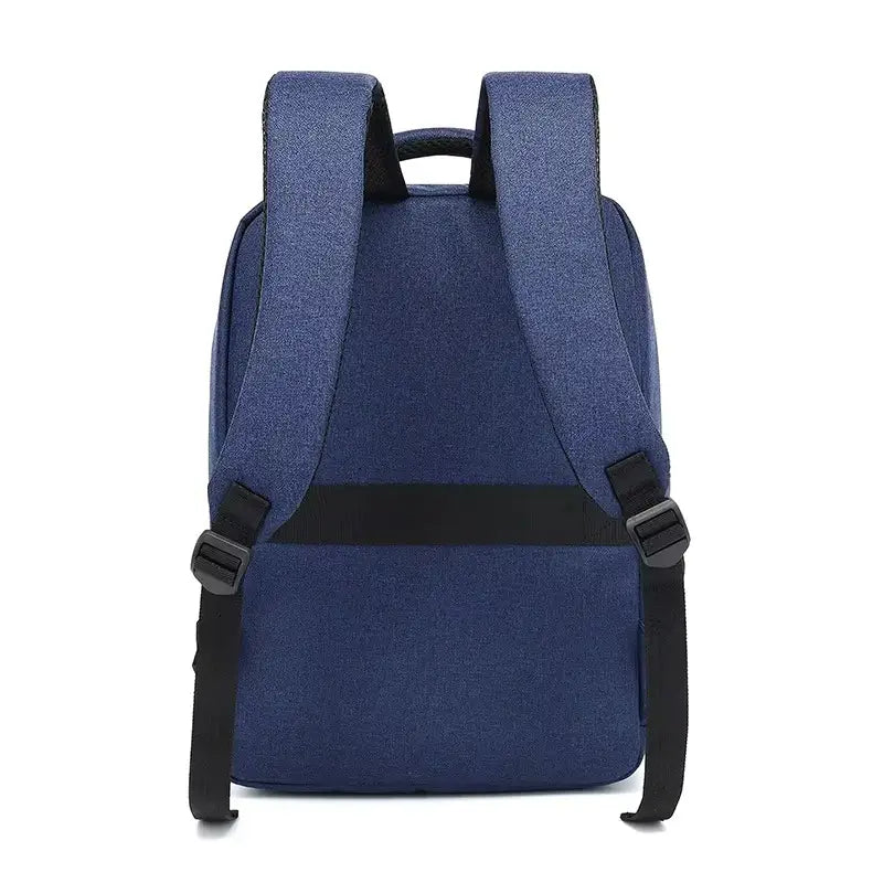 Sac à dos ordinateur Homme vu de dos, avec bretelles épaisses et bande de maintien horizontale.
