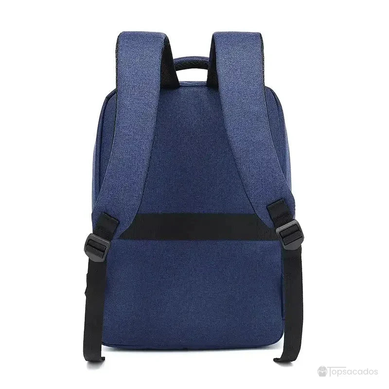 Sac à dos ordinateur Homme vu de dos, avec bretelles épaisses et bande de maintien horizontale.