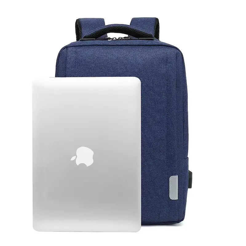Sac à dos ordinateur Homme bleu marine présenté avec un ordinateur Apple 13 pouces devant pour référence de taille.