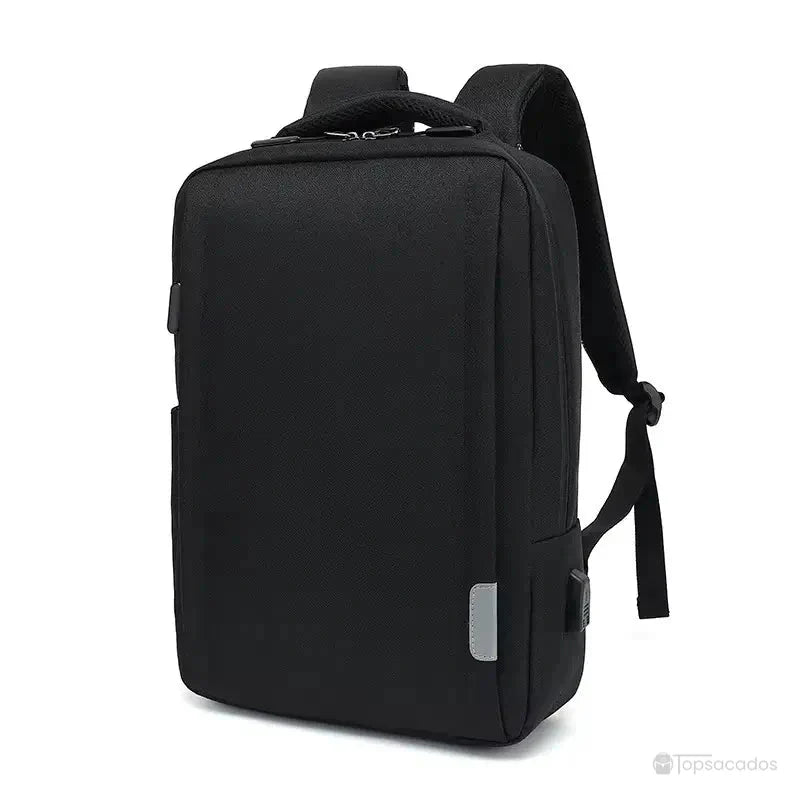 Sac à dos ordinateur Homme noir uni, minimaliste, présenté de trois quarts avec port USB visible.