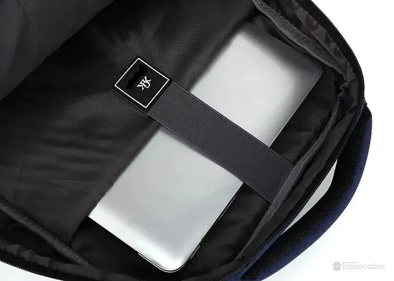 Sac à dos ordinateur Homme avec compartiment dédié sécurisé pour ordinateur portable, maintenu par une sangle élastique.