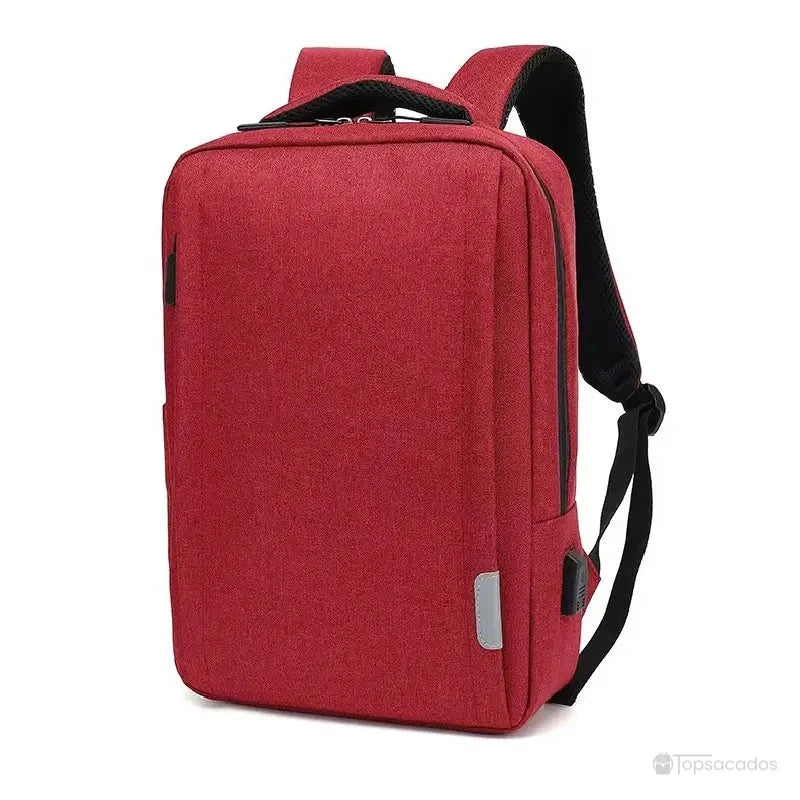 Sac à dos ordinateur Homme rouge uni, présenté de trois quarts sur fond blanc, avec port USB intégré.