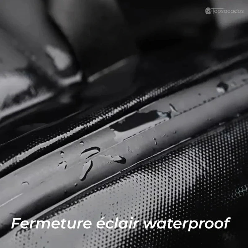 Sac à dos ordinateur portable design en gros plan sur une fermeture éclair waterproof avec perles d'eau visibles.