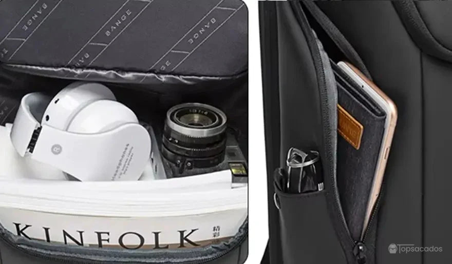 Sac a dos ordinateur portable multipoches avec compartiment intérieur contenant un casque audio, un appareil photo, une revue et, à droite, une poche zippée avec smartphone, lunettes et stylo.