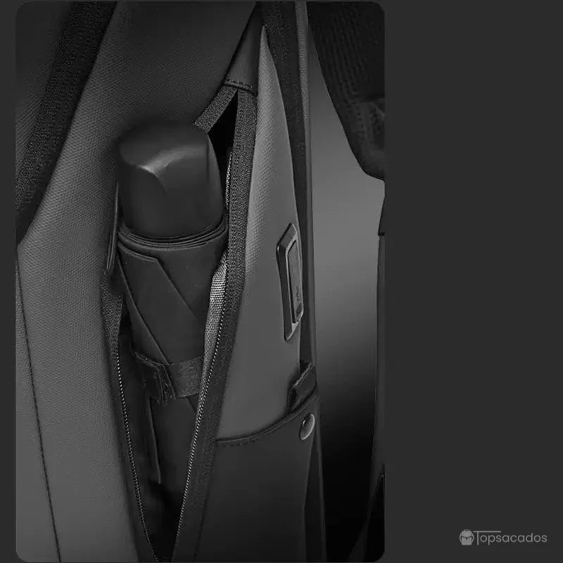 Sac a dos ordinateur portable multipoches avec compartiment latéral zippé contenant un parapluie compact, parfait pour une organisation intelligente en déplacement.