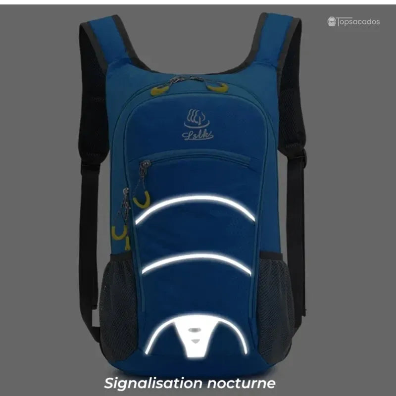 Sac-a-dos-bebe-petite-randonnee avec bandes réfléchissantes en situation nocturne, visibilité renforcée pour la sécurité.