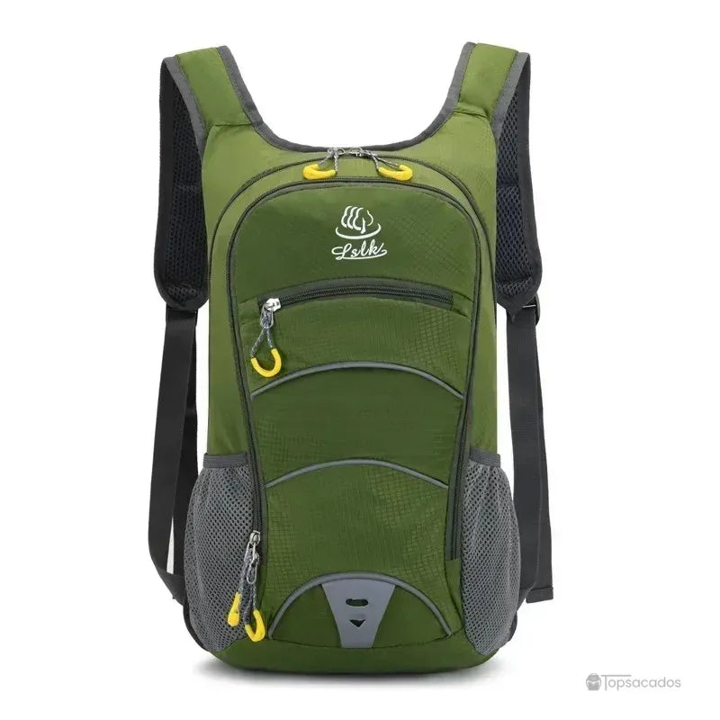 Sac-a-dos-bebe-petite-randonnee vert kaki avec détails gris et jaunes, parfait pour une randonnée en forêt.