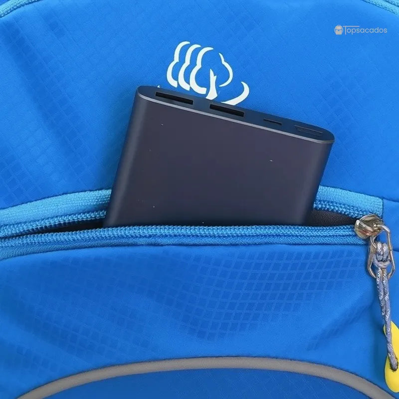 Sac-a-dos-bebe-petite-randonnee zoom sur la petite poche avec batterie externe, pratique pour accessoires.