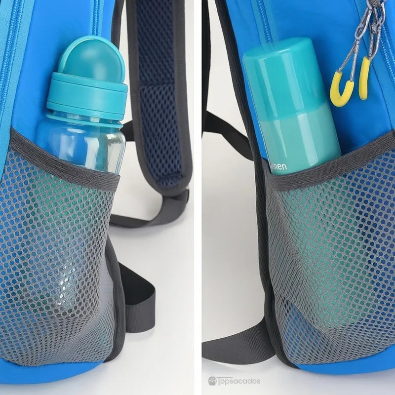 Sac-a-dos-bebe-petite-randonnee avec poches latérales en filet contenant gourdes et bouteilles.