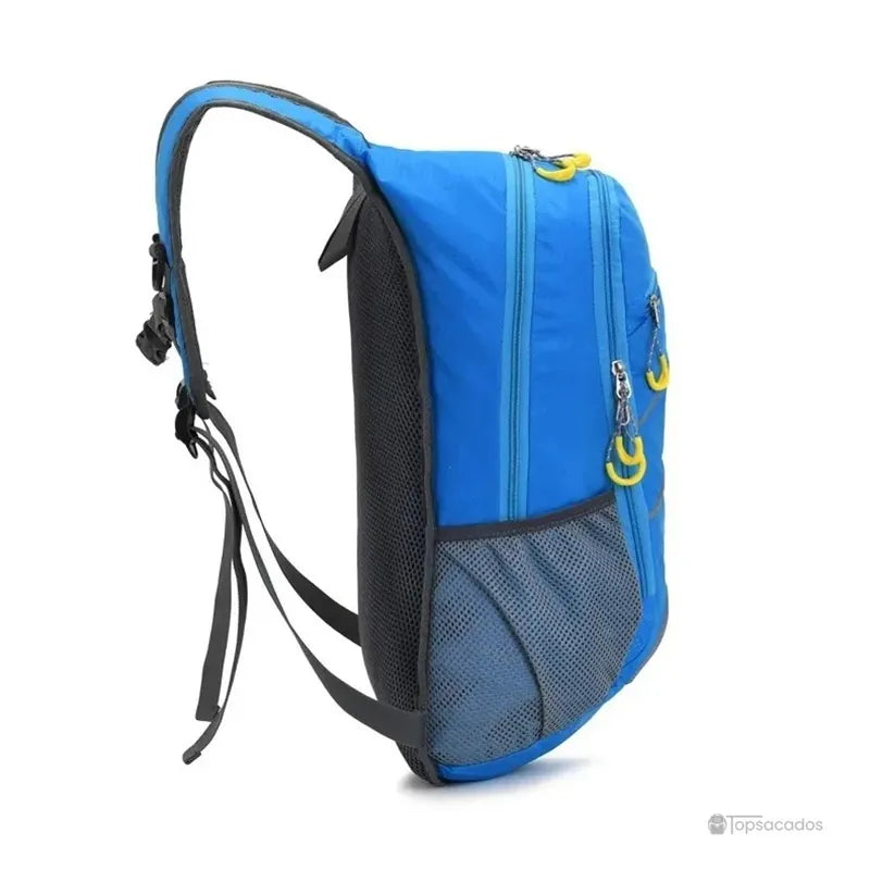 Sac-a-dos-bebe-petite-randonnee vue de profil, bretelles ergonomiques et faible épaisseur.