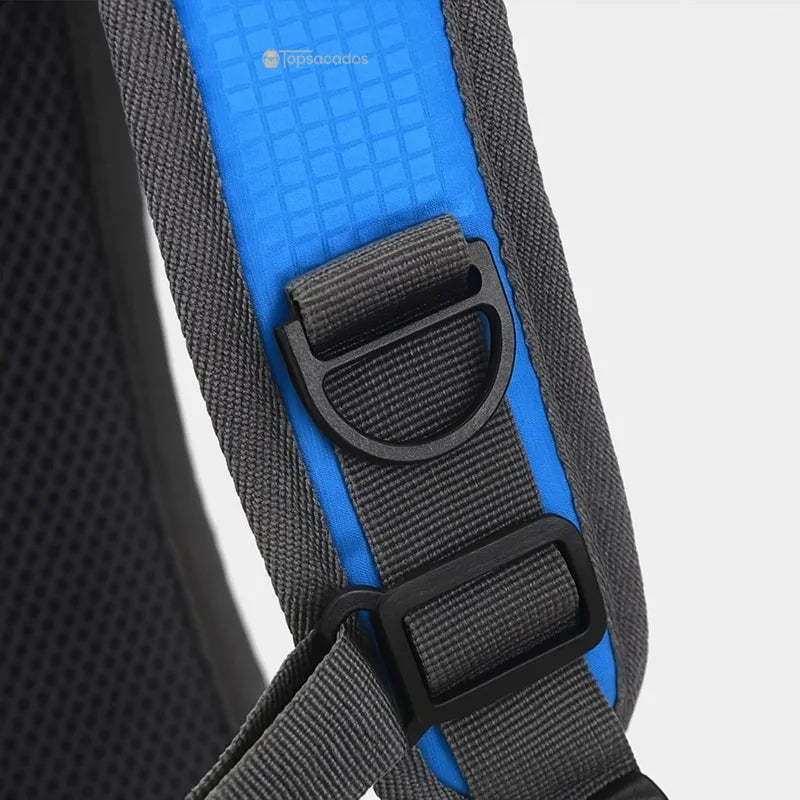 Sac-a-dos-bebe-petite-randonnee gros plan sur boucle de réglage de sangle au niveau des épaules.