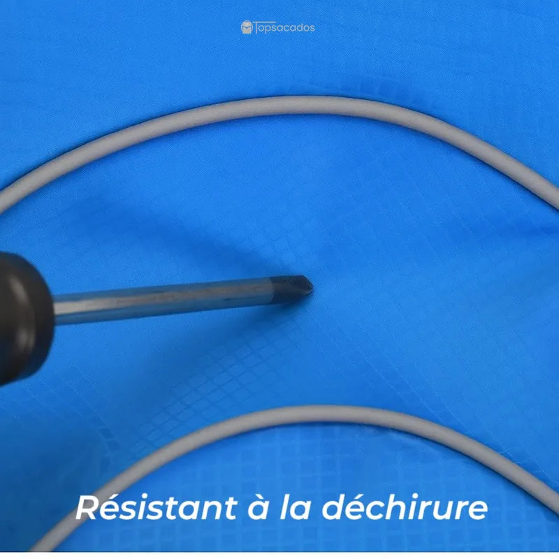 Sac-a-dos-bebe-petite-randonnee testé à la résistance avec un tournevis, tissu anti-déchirure performant.